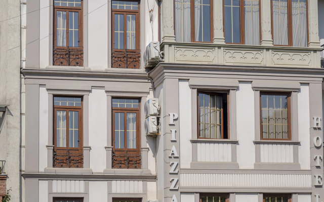 Piazza Hotel