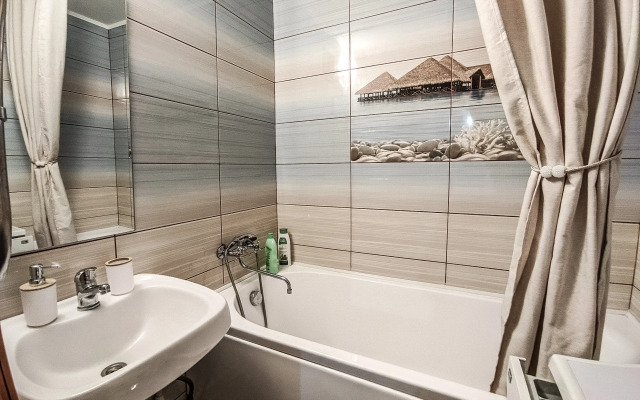 Uyutnaya Dvukhkomnatnaya S Udobnym Raspolozheniem Flat