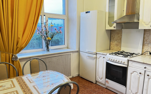 Na Leninskom S Balkonom Flat