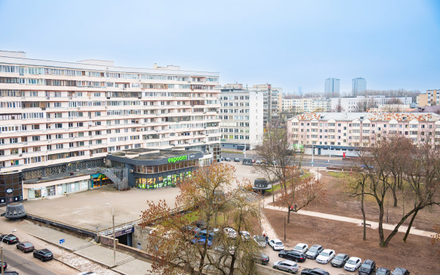 Trekhkomnatnaya v Tsentre ryadom s Galleria Minsk Flat