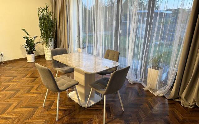 Uyutnaya sektsiya ryadom s parkom Private home