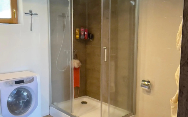 Uyutny dom v lesu u reki Private house