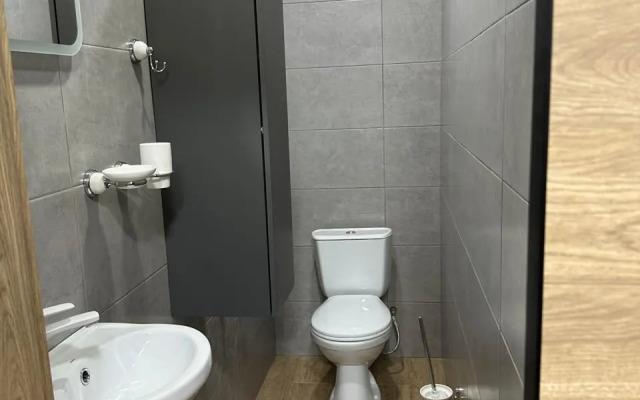 Dvukhurovnevaya studiya s dvumya sanuzlami v parke Apartments