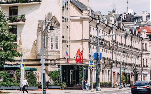 Отель Амбассадори