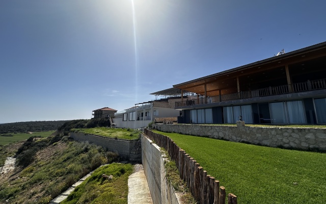 Teko's Golden Hill Hotel