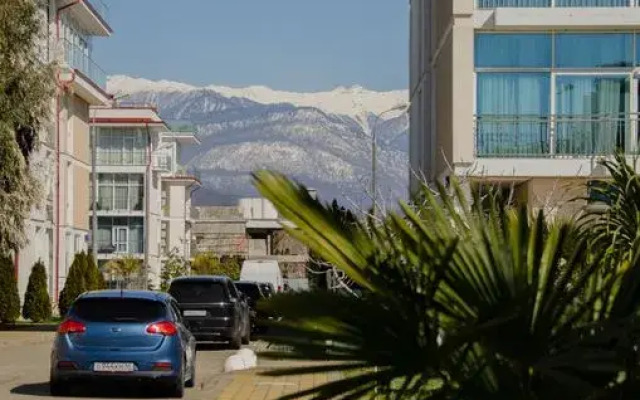 Na tsokol'nom etazhe spasayushchiye ot zhary s kukhonnoy zonoy Flat