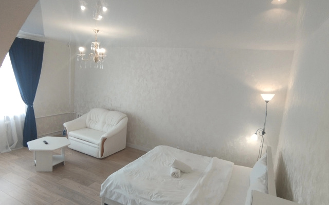 U Glavnoy Ploschadi Pobedy Flat
