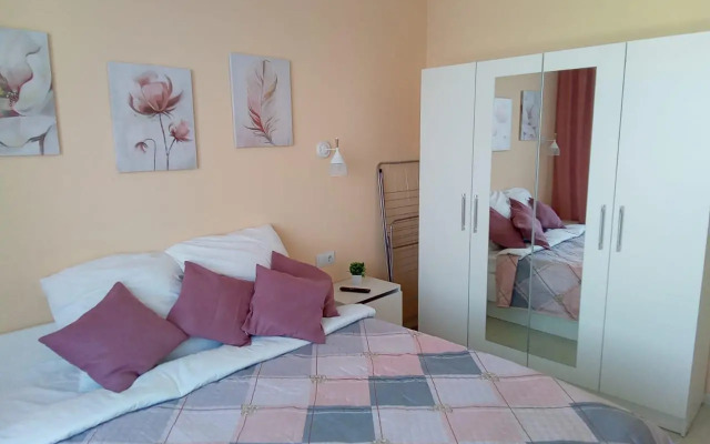 Uyutnaya yevrodvushka s vidom na Onezhskoye ozero Flat