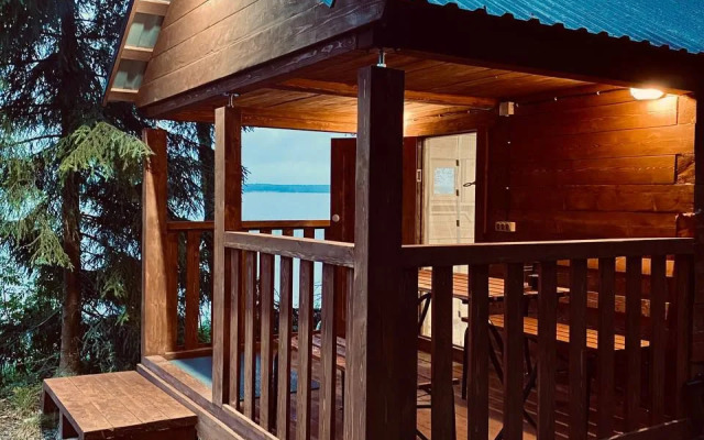 s Baney na Beregu Ozera Chalet