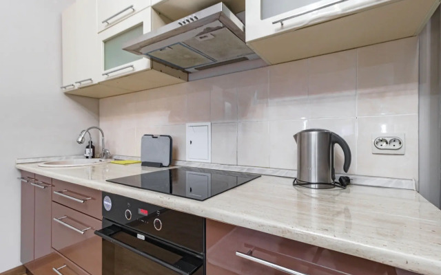 V Tsentre Goroda Ryadom S Bayterekom Apartments