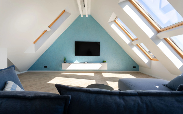 Квартира с Мансардными Окнами и Видом на Море