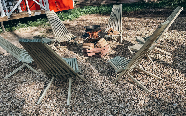Zeleny Domik V Lesu Na Zhivopisnoy Ulitse Glamping