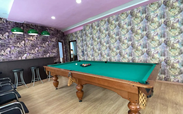 S Bilyyardom i Mangalom Private House