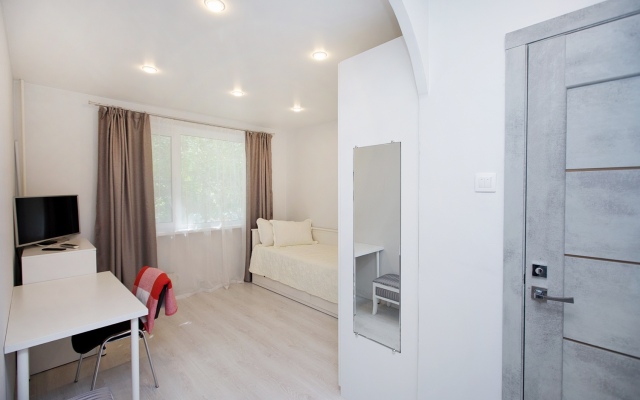 Studiya 17m U Metro Akademika Yangelya Apartments