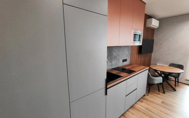 Апартаменты Уютная студия с панорамной лоджией с бесконтактным заселением