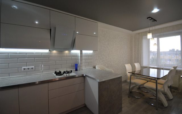 Квартира трёхкомнатная с двумя уборными лифтом и балконом