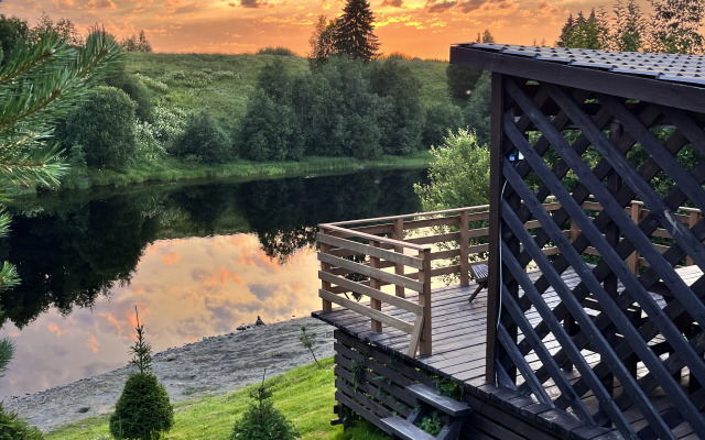 Частный дом у реки