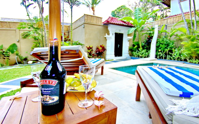 White 3BR in Seminyak Villa