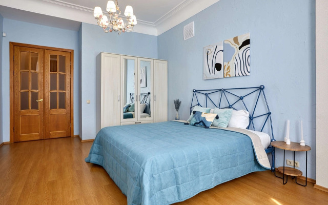 Квартира FlatStay Карповки 16| Большая видовая 4шка с камином