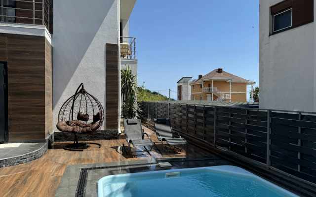 S Dizaynerskim Remontom Villa