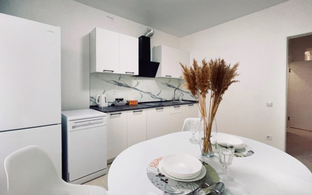 Bolshaya dvukhkomnatnaya s domashnim kinoteatrom Flat