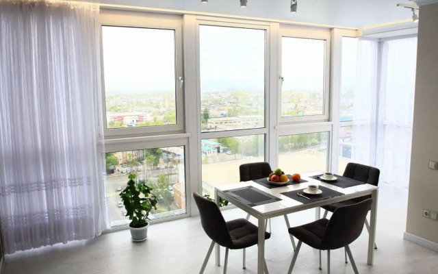 Trekhkomnatnaya S Krasivym Vidom Iz Okna Flat