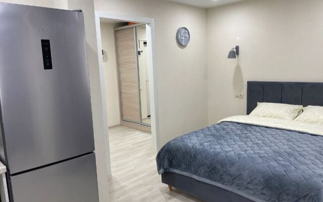 2/Well-appointed studio with mountain views