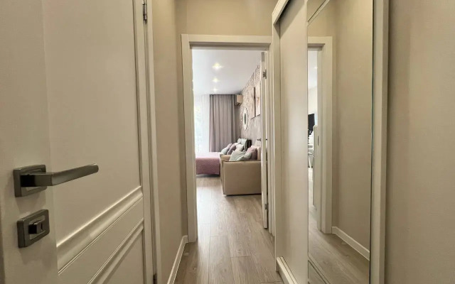 Dlya Tryokh Gostey S Balkonom Apartments