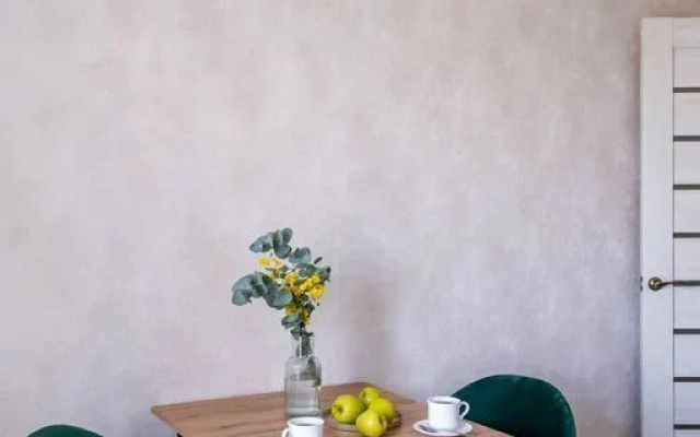 Na Pervomayskoy Ulitse 70 Flat