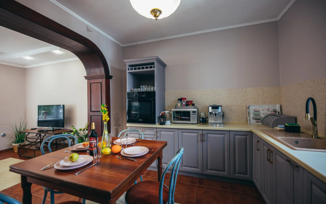 V Tsentre Goroda S Zelenym Sadom Private house