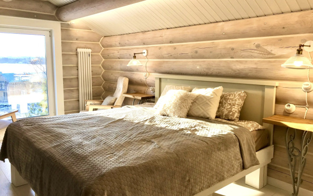 Dom na skale s vidom na ozero Private house