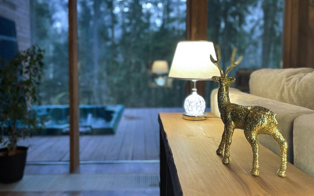 Шале с камином и джакузи в лесу