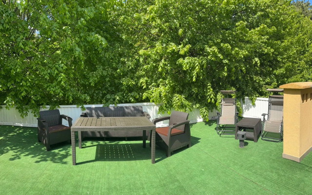 Tropicano Roskoshnye Dvukhkomnatnye s Shikarnoy Sobstvennoy Terrasoy Apartments
