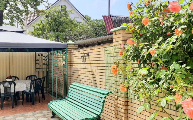 Na Trudyaschikhsya 152a Private House