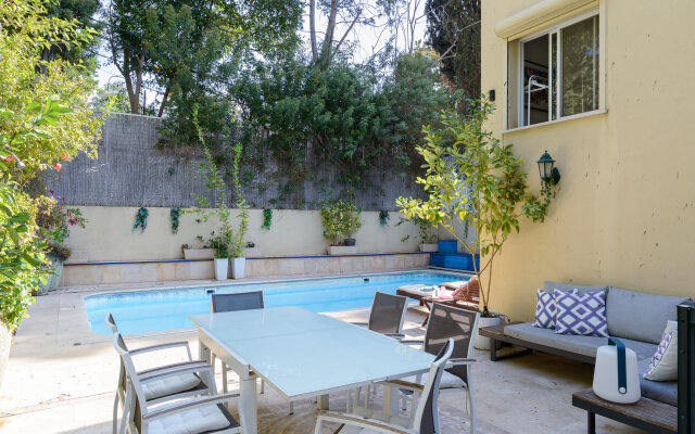 Вилла Private Pool & Garden in the City by FeelHome