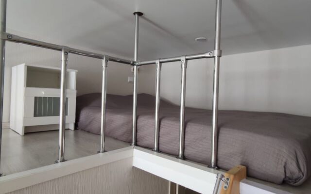 Апартаменты Уютная Двухуровневая Студия в Центре Города