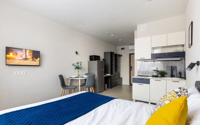 Yarkaya studiya ryadom s naberezhnoj i kondicionerom Flat