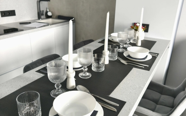 Stilnaya dvukhkomnatnaya kvartira s bolshoy terrasoy i vidom na more Flat