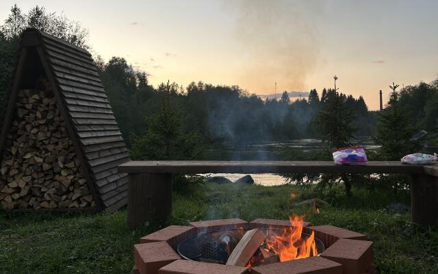 Частный Дом На Берегу Реки