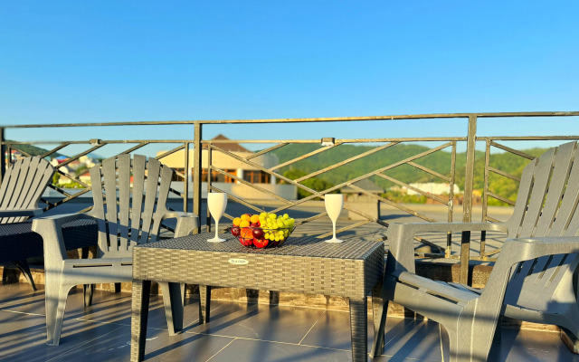 Апартаменты с балконом. 3 минуты до пляжа. Для четверых гостей.