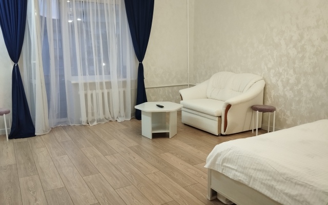 U Glavnoy Ploschadi Pobedy Flat