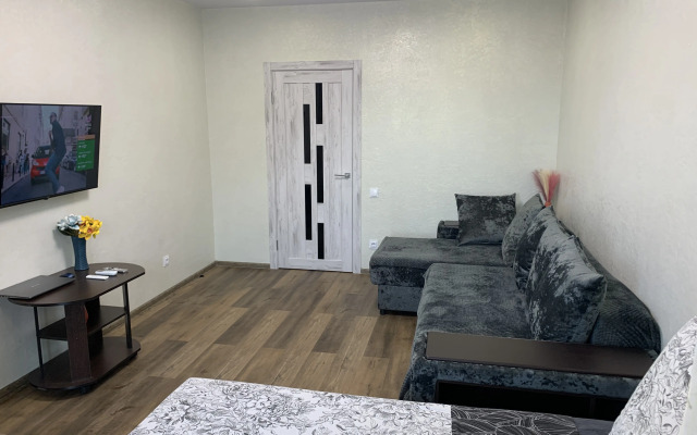 Yevrodvukhkomnatnaya v tsentre goroda 50 Let Oktyabrya Flat