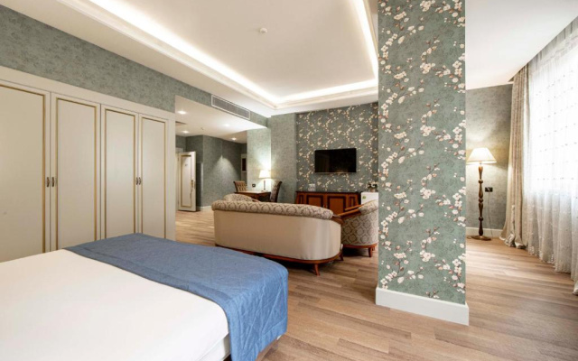 Sapphire Inn