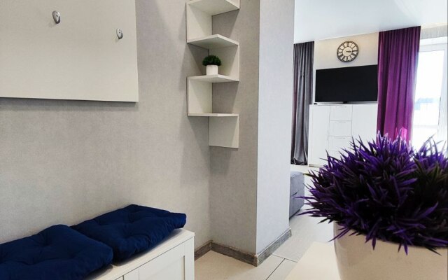Sovremennaya Komfortnaya Studiya v Svetlykh Tonakh Flat