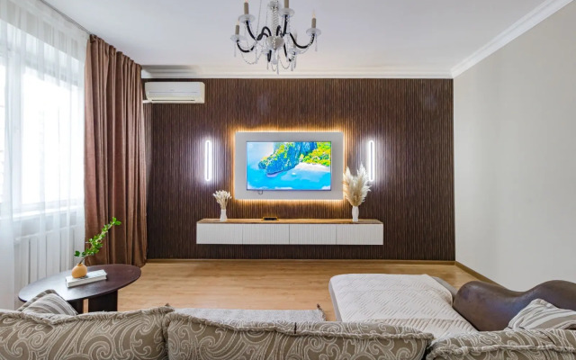 V Tsentre Goroda Ryadom S Bayterekom Apartments