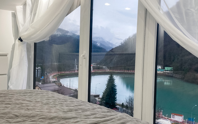 Apartment with panoramic views of the lake and mountains