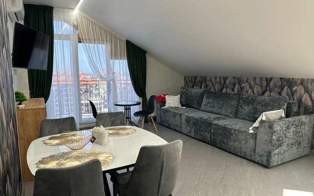 S Balkonom I Vidom Na More Flat