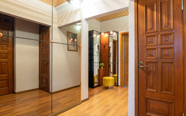 Gagarin S Vidom Na More Flat