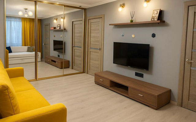 S Dizaynerskim Remontom u Parka Apartments