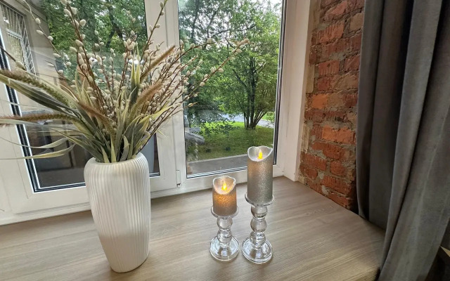 Dvukhurovnevaya studiya s dvumya sanuzlami v parke Apartments